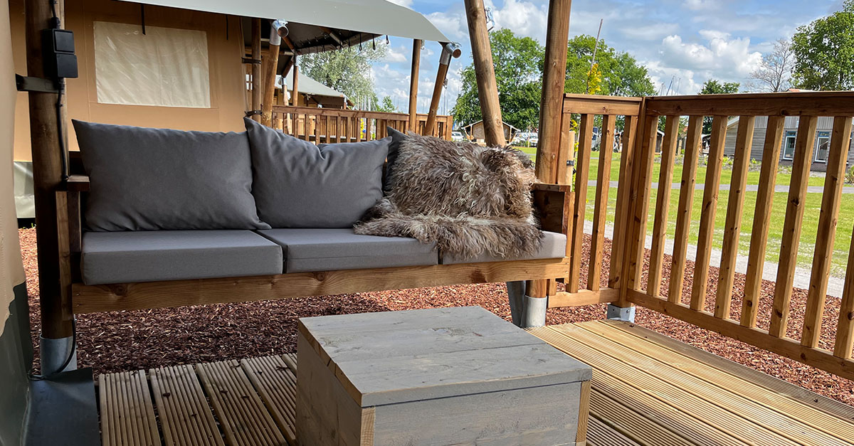 Loungebank setting bij glampingtent 6 personen - Waterherberg it Beaken