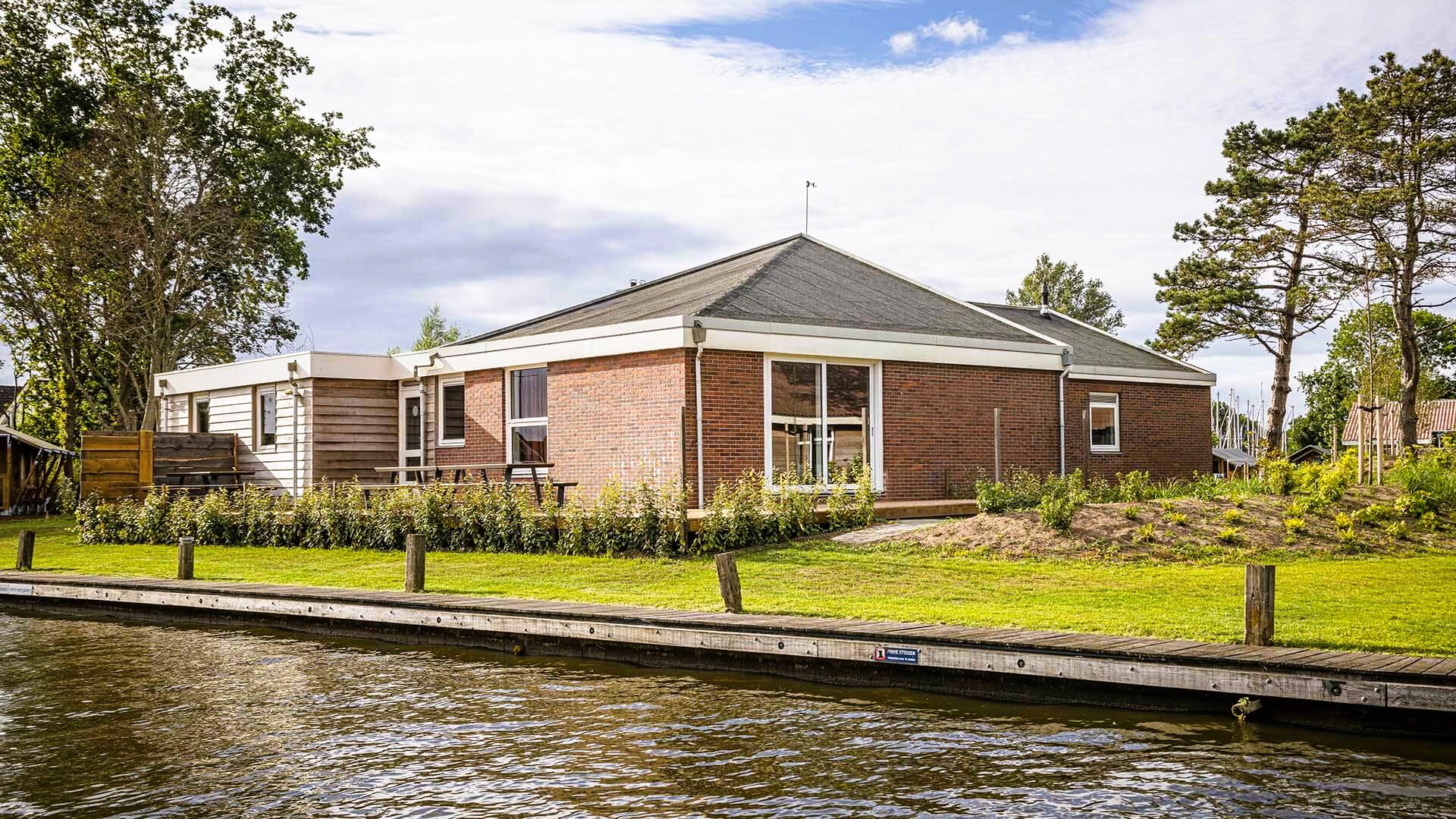 Watervilla bij Waterherberg it Beaken